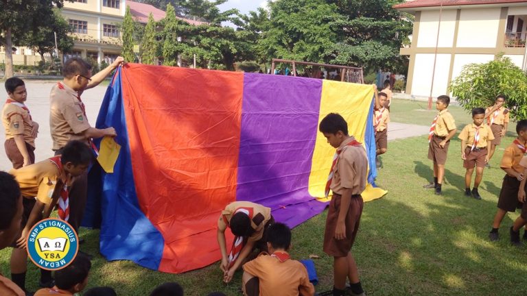 Pramuka SMP ST IGNASIUS Latihan Memasang Tenda SMP ST